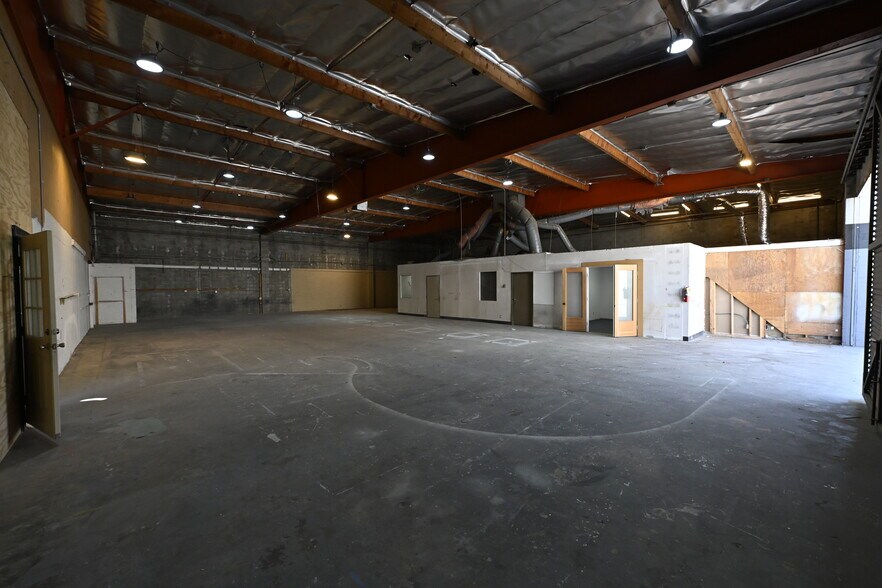 More Photos Of 15023-15035 Califa St, Van Nuys Warehouse For Sale