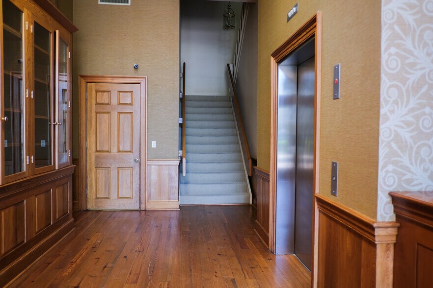 More Photos Of 200 N Canal St, Natchez Flex For Sale