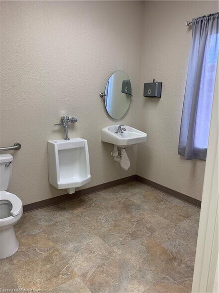 More Photos Of 1659 US Highway 27 N, Avon Park Medical For Sale
