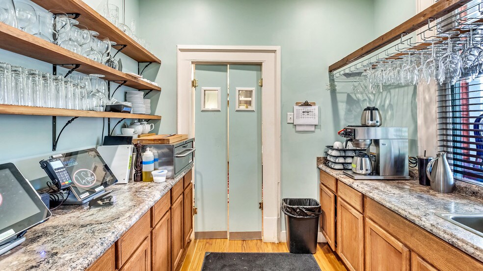 More Photos Of 119 E 37th St, Savannah Restaurant For Sale