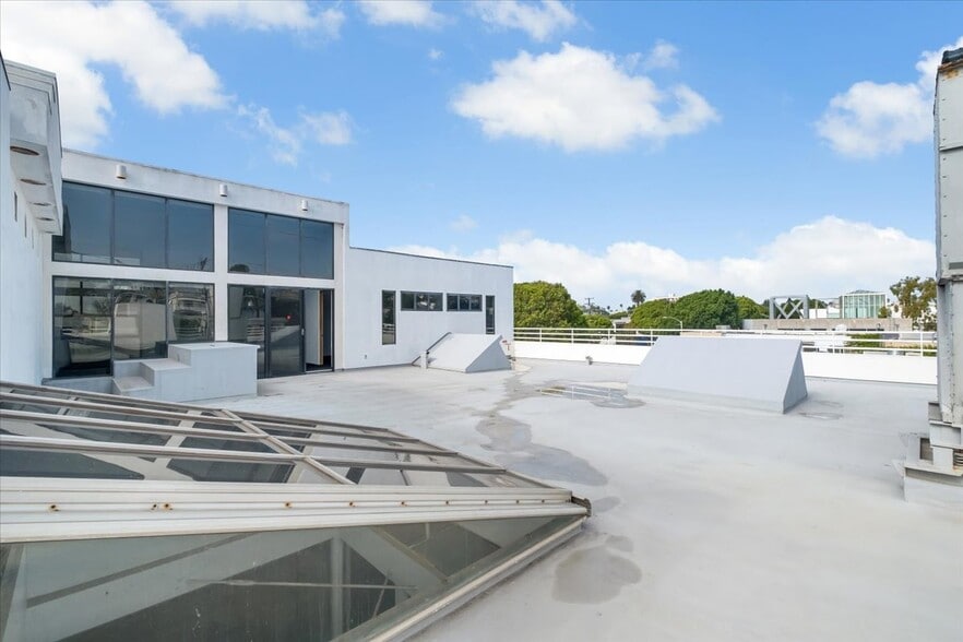 More Photos Of 2525 Main St, Santa Monica Office For Lease