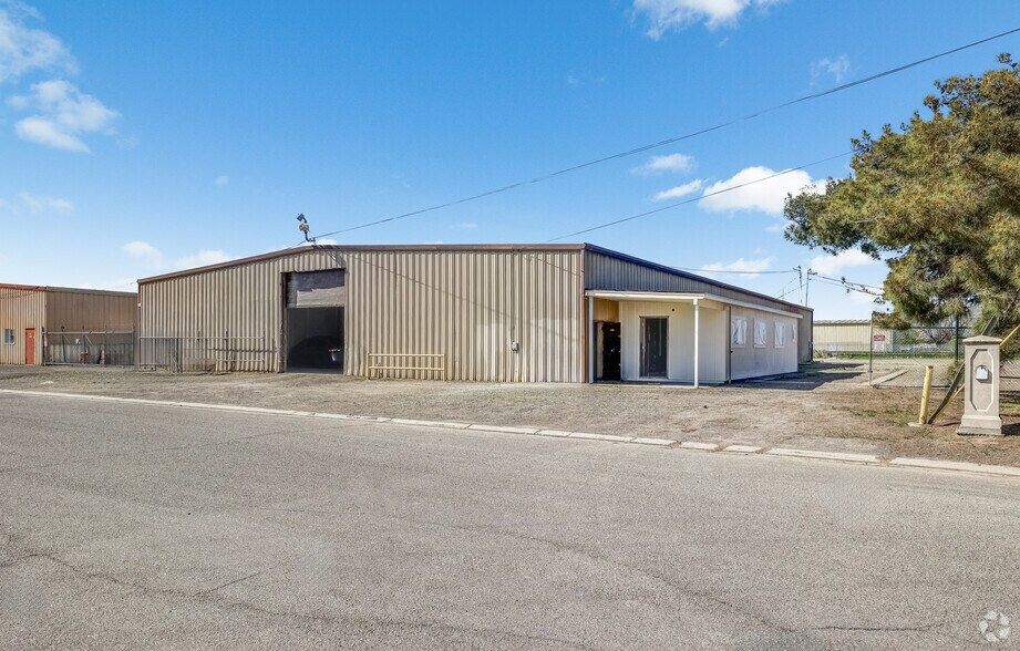 More Photos Of 2037 L St, Newman Industrial For Lease