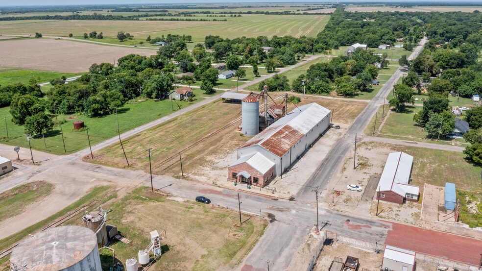 More Photos Of 151 5th St st, Honey Grove Flex For Sale