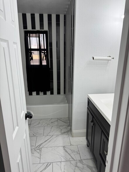 More Photos Of 2404 Oakwood Dr, Odessa Storefront For Sale
