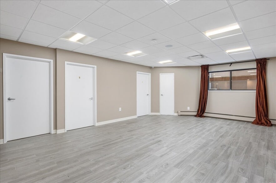 More Photos Of 2039 Palmer Ave, Larchmont Medical For Lease