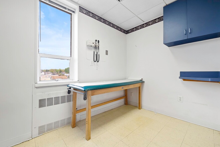 More Photos Of 3715 Main St, Bridgeport Medical For Lease