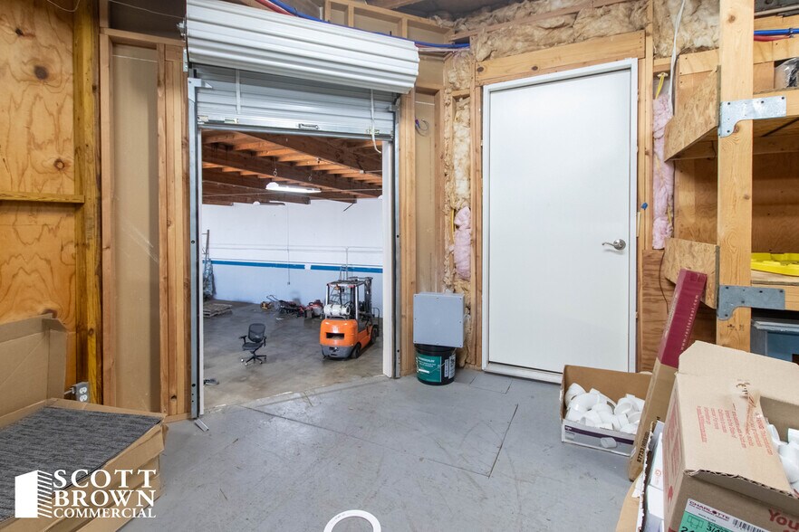 More Photos Of 10763 Mapleridge Dr, Dallas Distribution For Lease