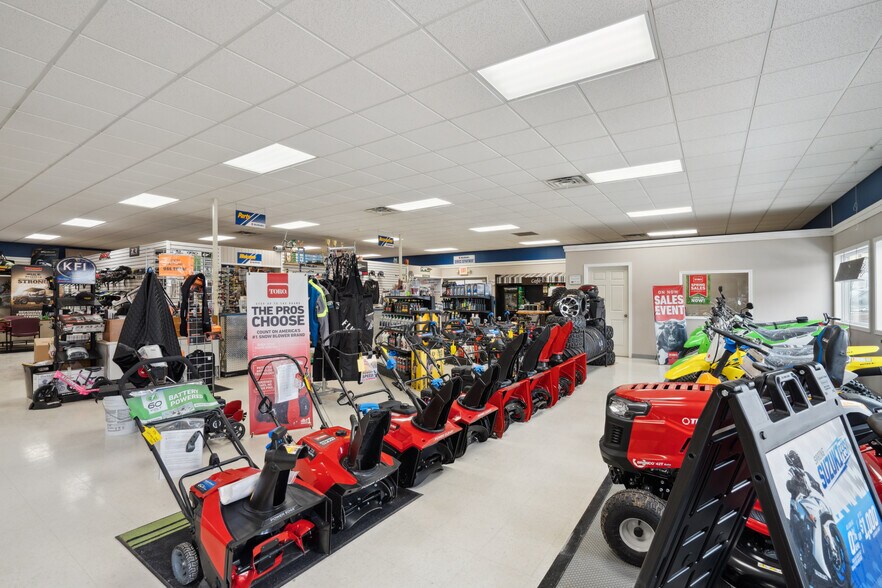 More Photos Of 1001 Short St, Decorah Auto Dealership For Sale