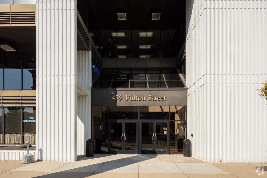 More Photos Of 456 Fulton St, Peoria Office For Lease