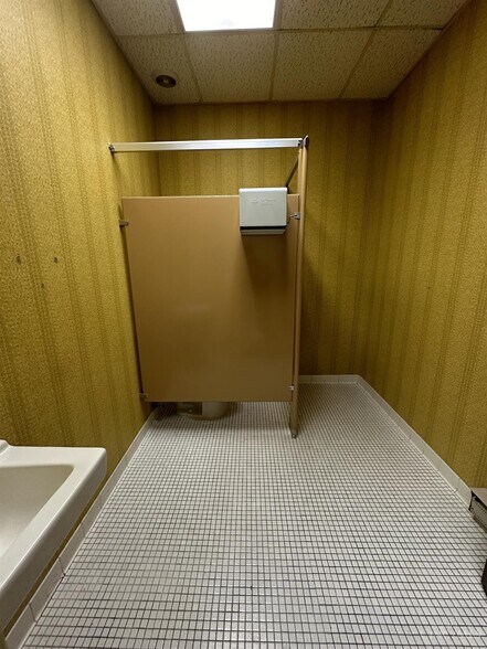 More Photos Of 2010-2040 Anderson Ferry Rd, Cincinnati Unknown For Lease