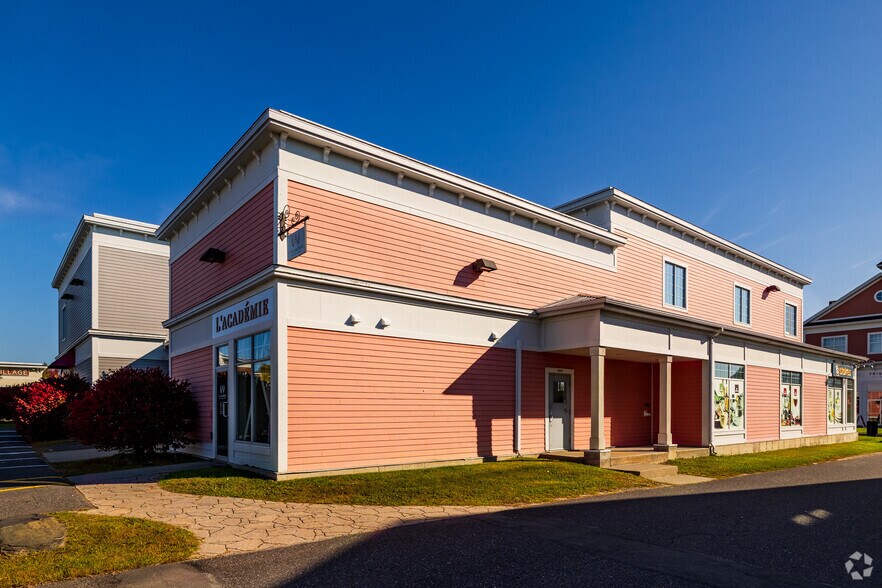 More Photos Of 105 Boul Du Carrefour, Bromont General Retail For Lease