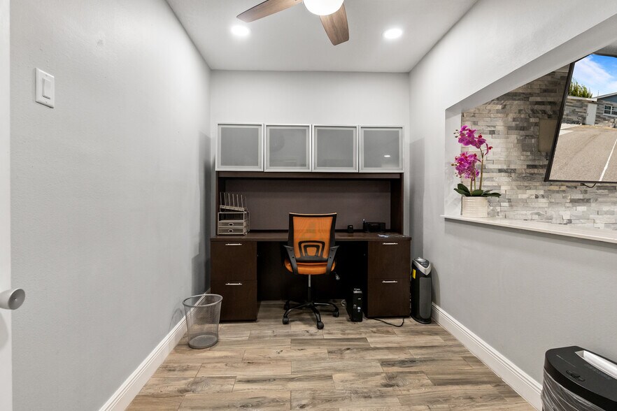 More Photos Of 5424 Edgewater Dr, Orlando Flex For Lease