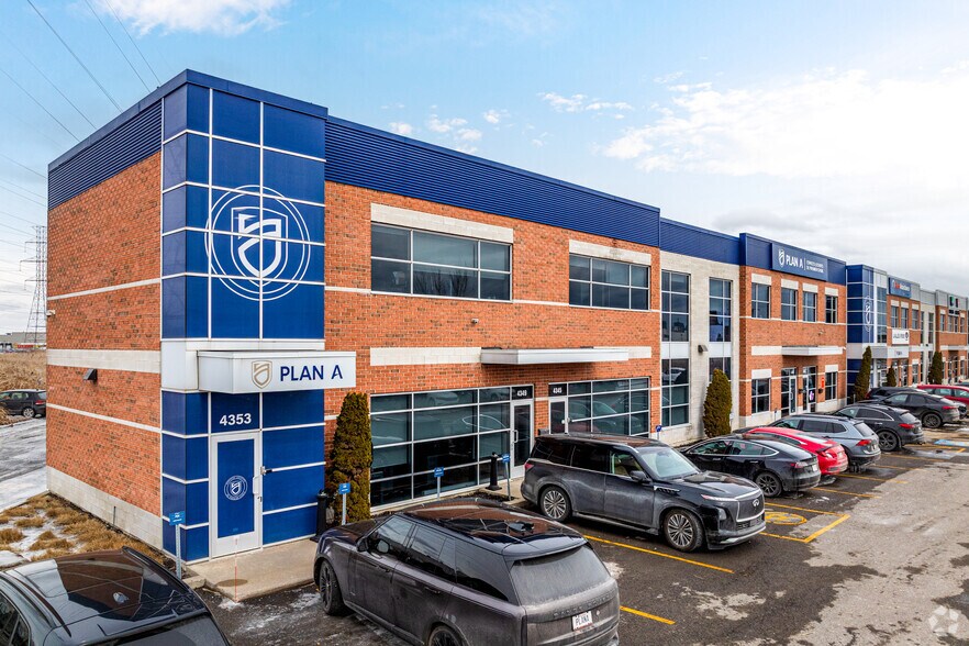More Photos Of 4293-4345 Des Laurentides (A-15) E, Laval Showroom For Lease