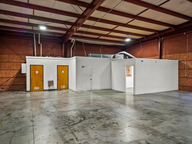 More Photos Of 2595 Viceroy Dr, Winston-Salem Warehouse For Lease