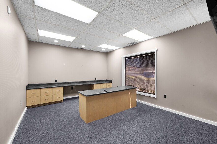 More Photos Of 57 Directors Row, Jackson Office For Sale