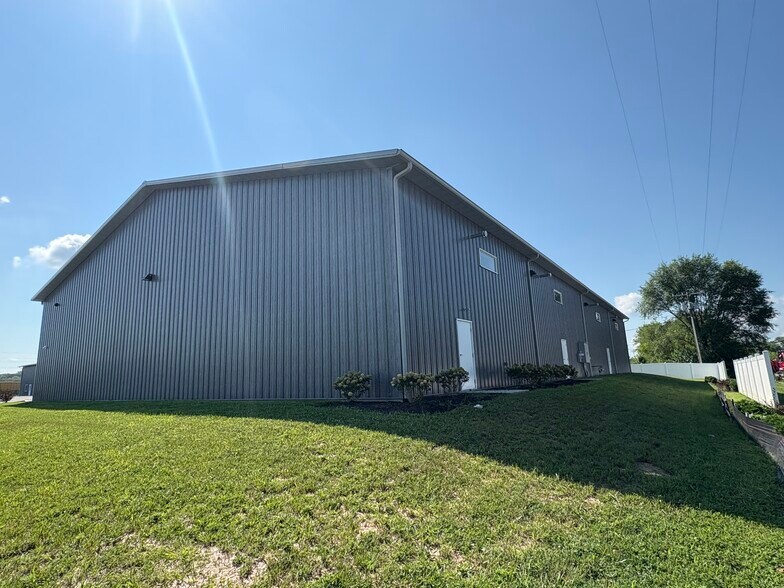 More Photos Of 3914 Indianapolis Rd, Columbus Warehouse For Lease