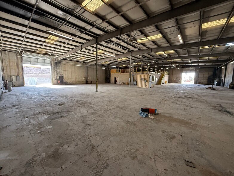 More Photos Of 1048 W Maricopa Fwy, Phoenix Warehouse For Lease
