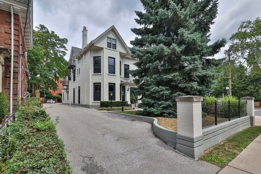 More Photos Of 60 Bedford Rd, Toronto Office For Sale