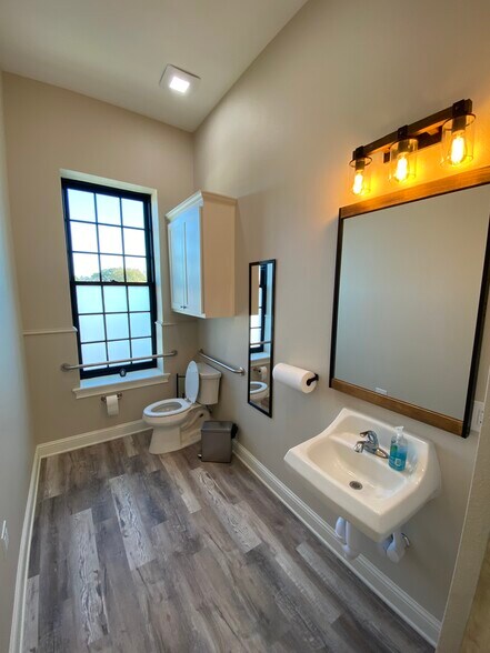 More Photos Of 117 San Augustine St, Center Office Residential For Sale