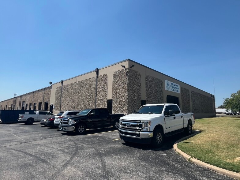 More Photos Of 4130-4150 Will Rogers Pky, Oklahoma City Warehouse For Lease