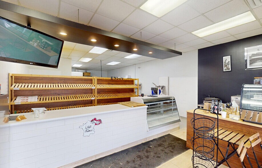 More Photos Of 1171 Kildare Av E, Winnipeg Auto Repair For Lease