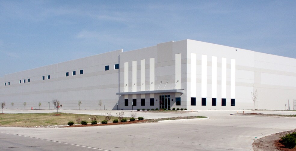 More Photos Of 29 W Gateway Commerce Dr, Edwardsville Distribution For Lease