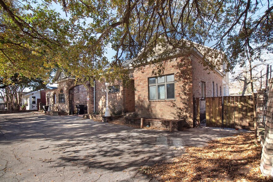 More Photos Of 1333-1335 Yale St, Houston General Retail For Sale