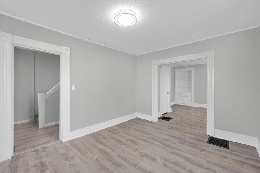 More Photos Of 142 Dickinson St, Springfield Flex For Sale