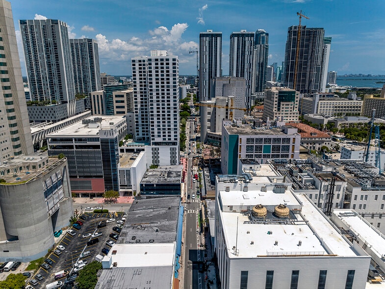 More Photos Of 201 N Miami Ave, Miami Storefront For Lease