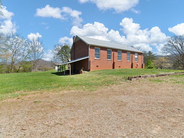 More Photos Of 62 Birdsong Trail, Waynesville Specialty For Lease
