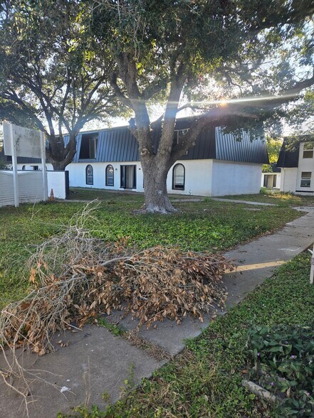 More Photos Of 1200 E Houston St, Beeville Apartments For Sale