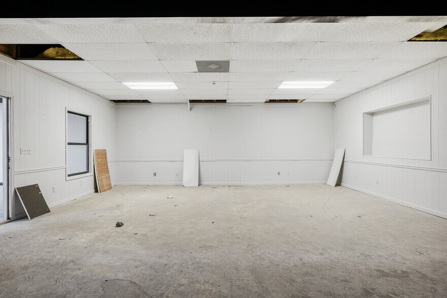 More Photos Of 108 W Smith St, Gallatin Showroom For Lease