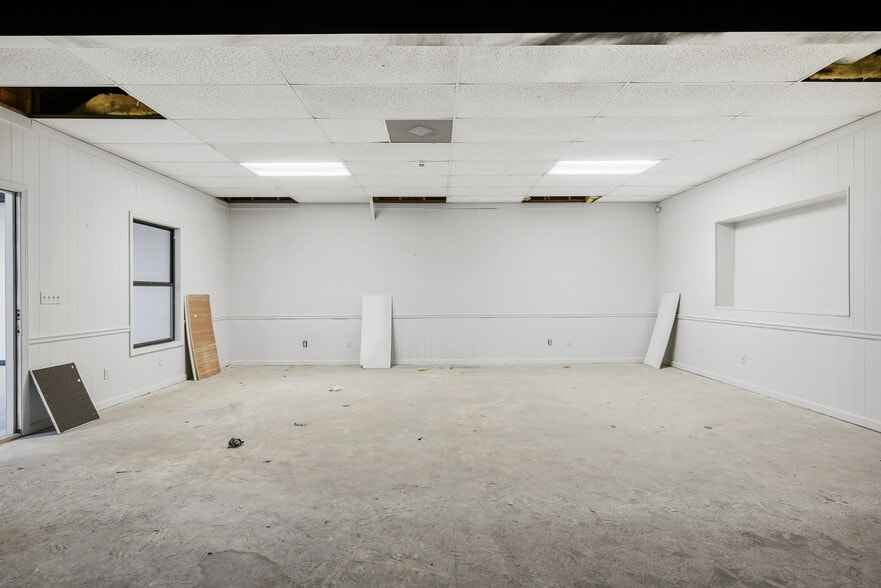 More Photos Of 108 W Smith St, Gallatin Light Distribution For Lease