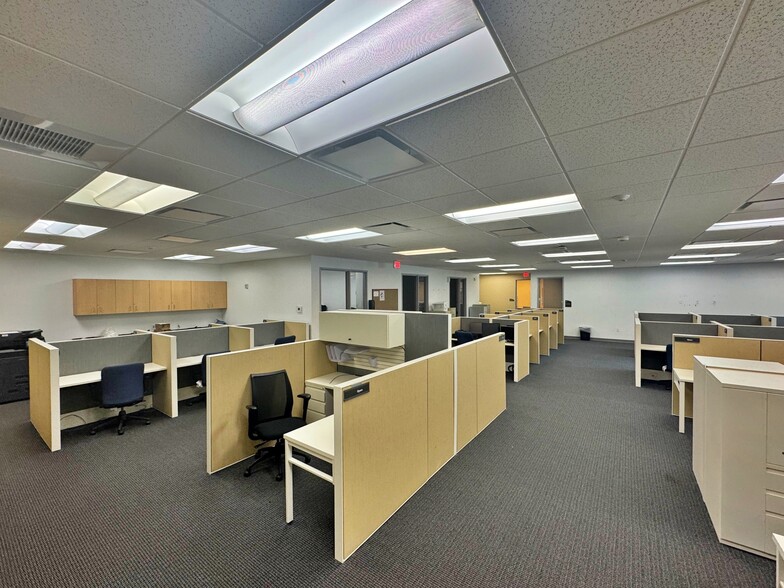 More Photos Of 119 Hamilton Park Dr, Tallahassee Warehouse For Lease