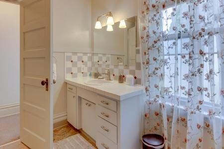 More Photos Of 707 NE 5th St, McMinnville Office For Sale