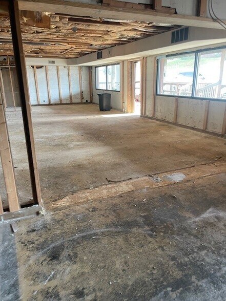 More Photos Of 1012 E Hackberry St, Salem Freestanding For Sale