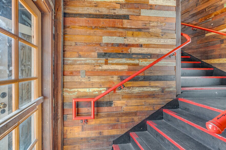 More Photos Of 135 Duval St, Key West Bar For Lease