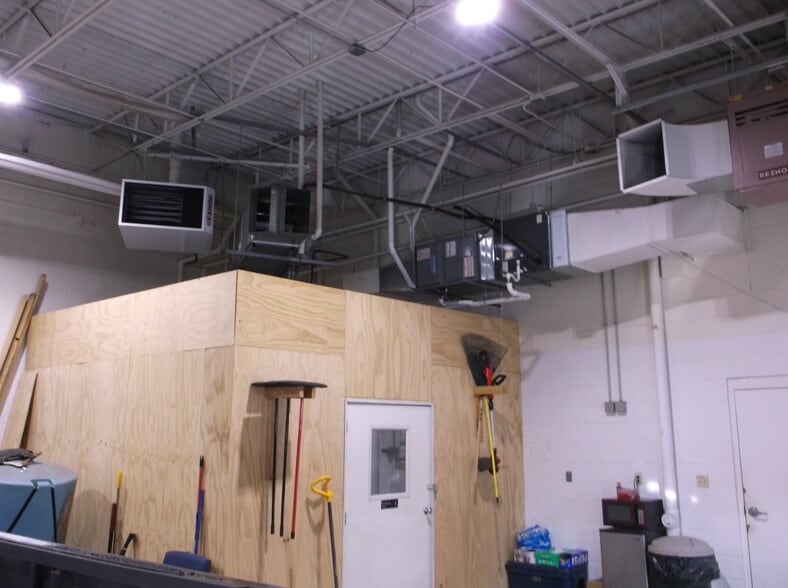 More Photos Of 500 S Green Bay Rd, Neenah Auto Dealership For Sale