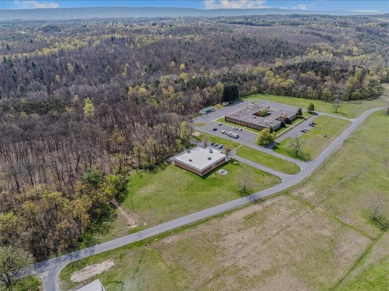 More Photos Of 204 Sand Mine Rd, Berkeley Springs Flex For Sale
