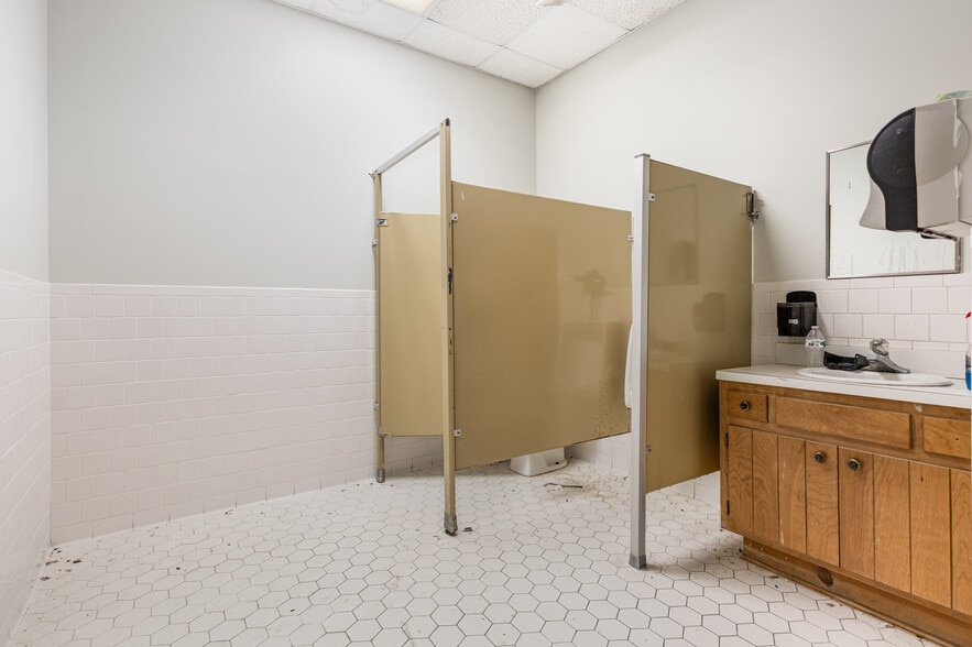 More Photos Of 420 Paul St, Rocky Mount Specialty For Lease