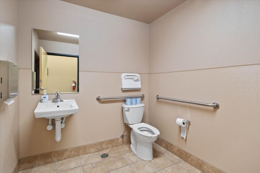 More Photos Of 1390 Waverly Dr SE, Albany Medical For Lease
