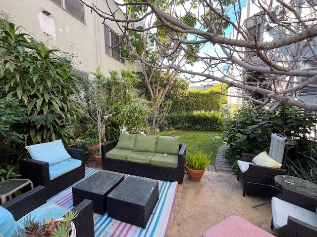 More Photos Of 1040 S Longwood Ave, Los Angeles Apartments For Sale