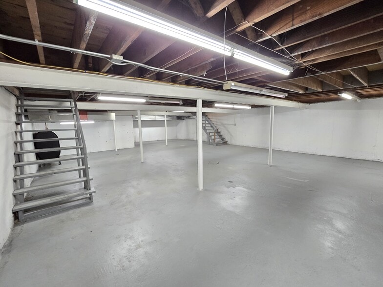 More Photos Of 54 Lawrence St, Hartford Freestanding For Sale