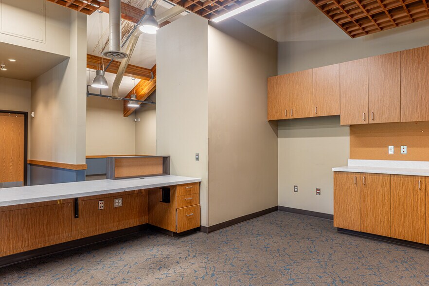 More Photos Of 1095 SE Bishop Blvd, Pullman Office For Sale
