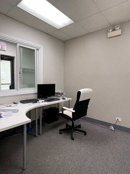 More Photos Of 956 W Lake St, Roselle Flex For Lease