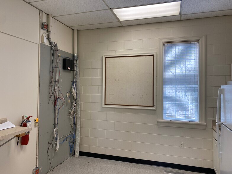 More Photos Of 1496 Anderson Hwy, Cumberland Bank For Lease