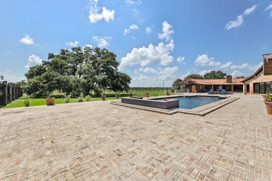 More Photos Of 1226 County Road 201A, Angleton Specialty For Sale