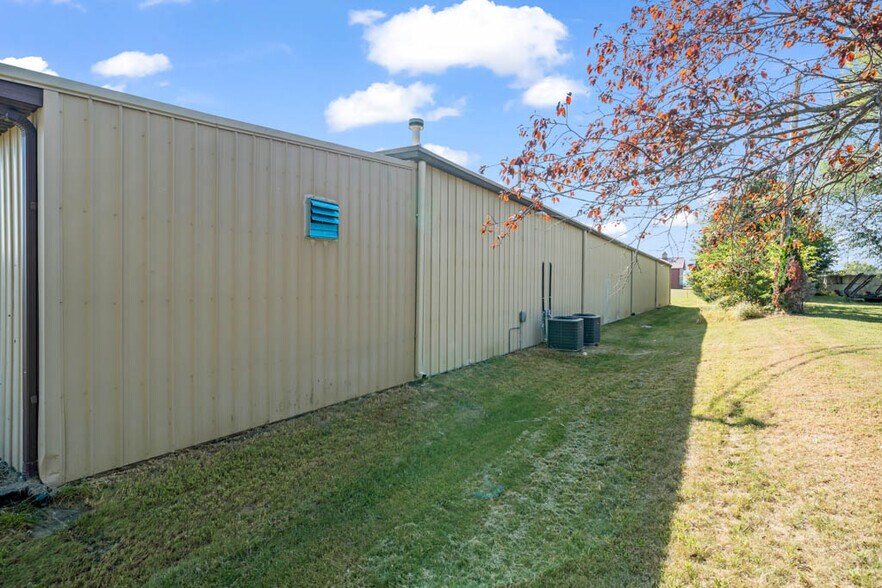 More Photos Of 1106 N 10th St, Winterset Flex For Sale