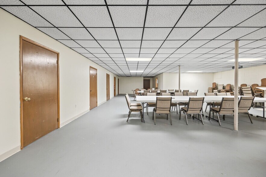 More Photos Of 832 Allardt Hwy, Jamestown Showroom For Sale