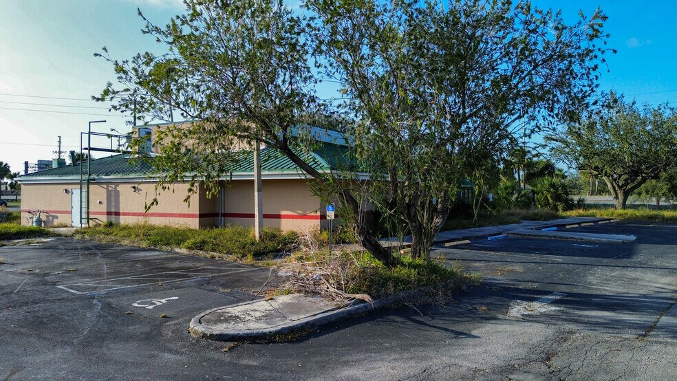 More Photos Of 6501 Darter Ct, Fort Pierce Restaurant For Sale